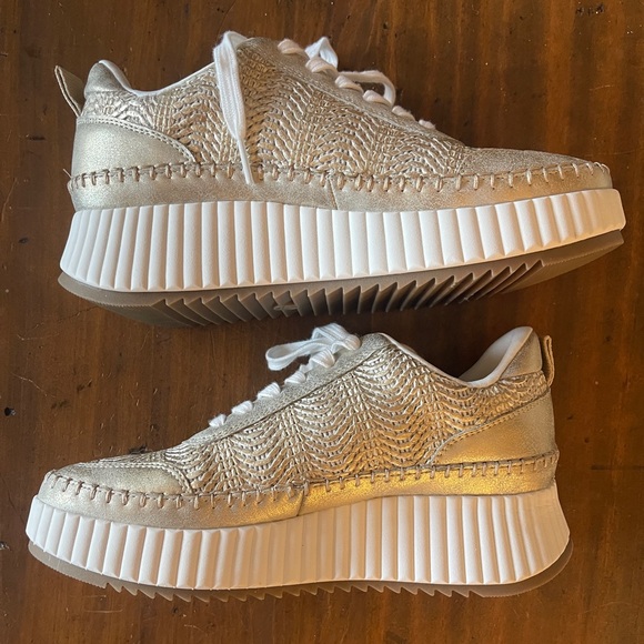 NEW Gold weave wedge/platform sneakers Universal Threads size 9.5 - Picture 3 of 14